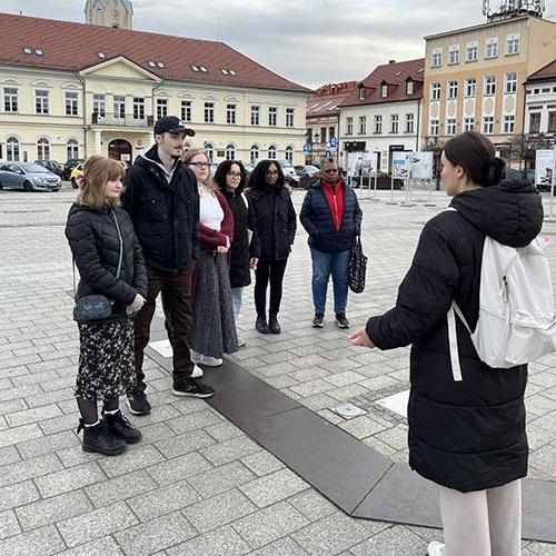 Viola Shala teaching Iona students 和 faculty about the history of Oswiecim